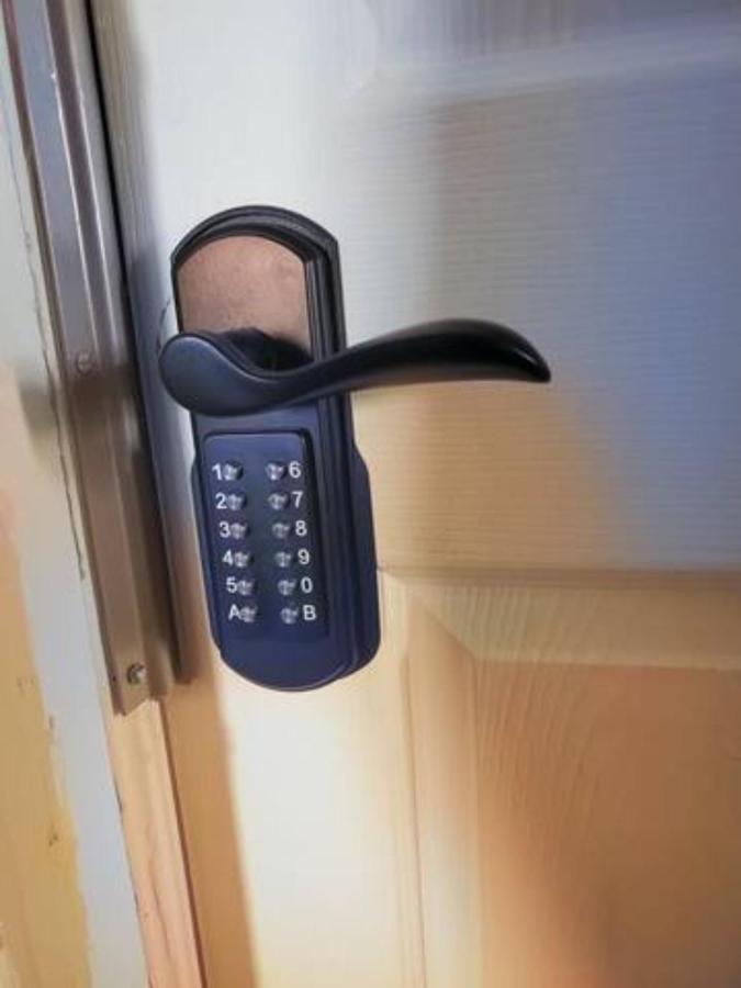 Booking-Eddy- Single Room With Self Check-In Hull Esterno foto